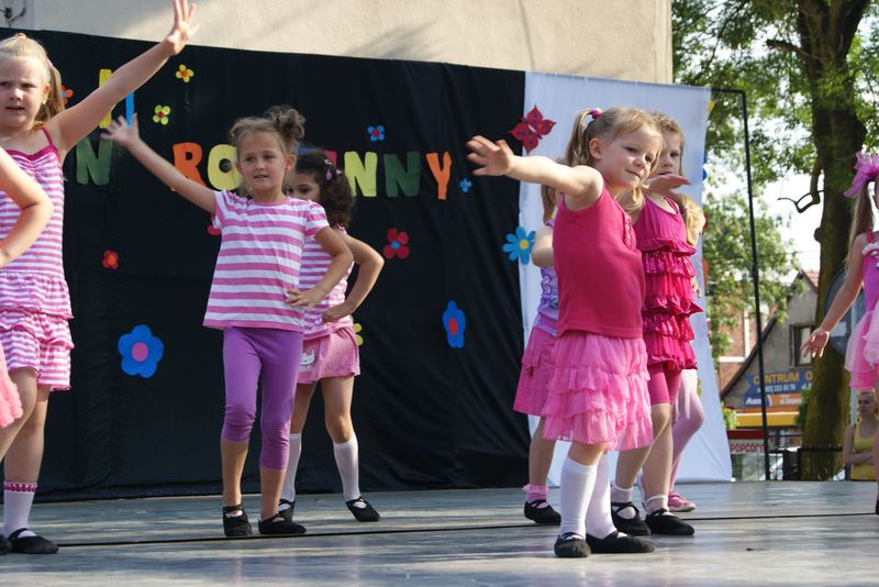 Zdjęcie tańczących dzieci z zespołu Miniaturek