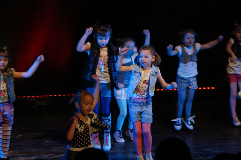 Zdjęcie tańczących dzieci z zespołu Miniaturek