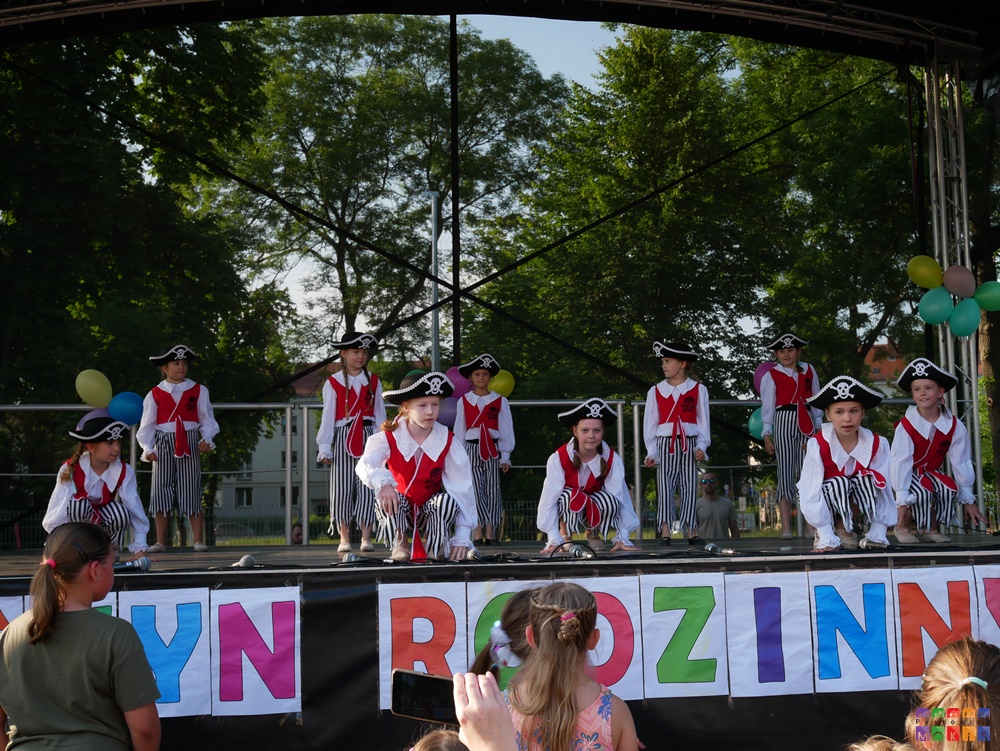 Zdjęcie przedstawiające tańczące dzieci i młodzież na scenie w trakcie festynu.