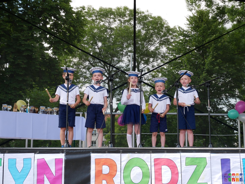 Zdjęcie przedstawiające śpiewające dzieci do mikrofonów
