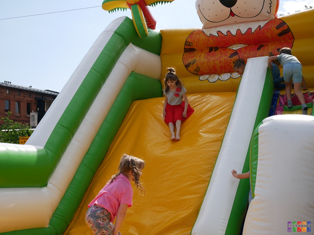 Zdjęci przedstawia bawiące się dzieci na atrakcjach w trakcie Festynu Rodzinnego
