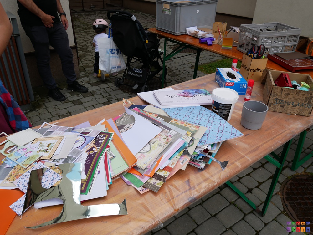 Zdjęci przedstawia stół zastawiony materiałami papierniczymi do zabawy