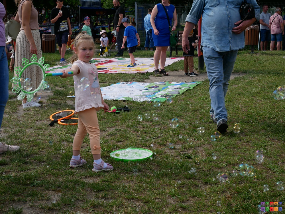 Zdjęci przedstawia bawiące się dzieci na atrakcjach w trakcie Festynu Rodzinnego