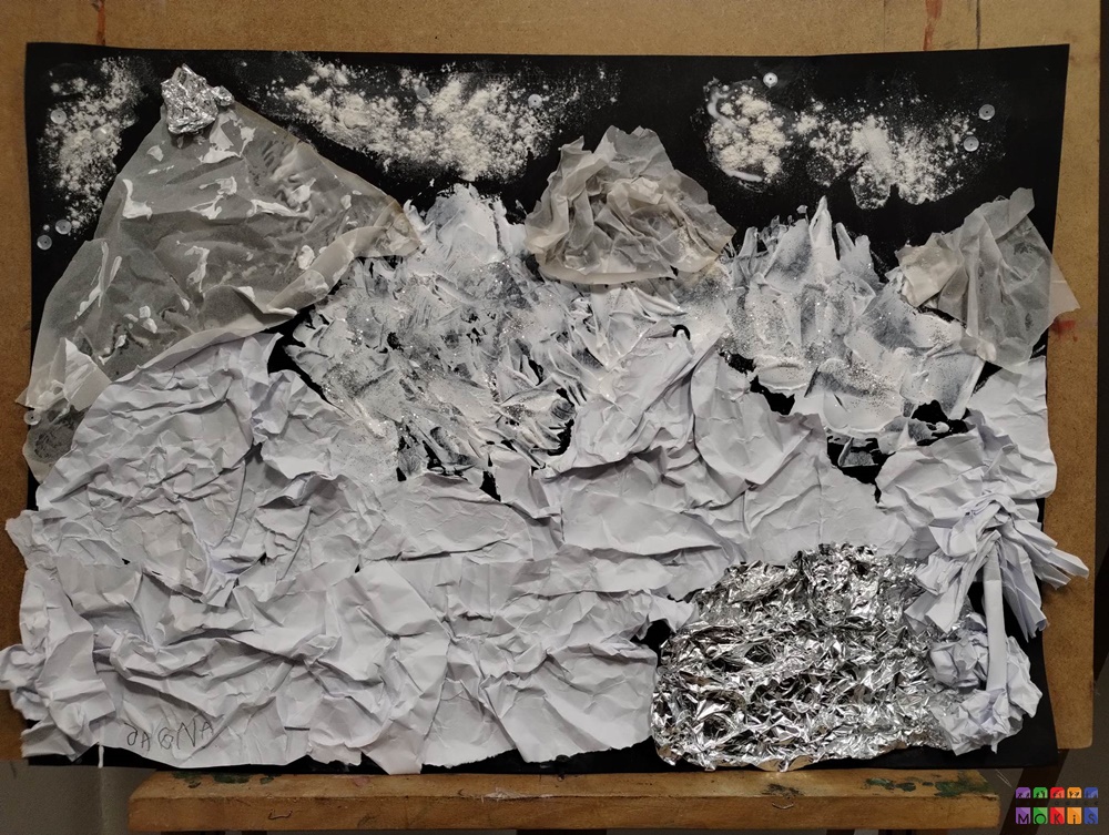 Zdjęcie przedstawiające pracę - obraz wykonany metodą faktury - Biale góry na czarnym tle