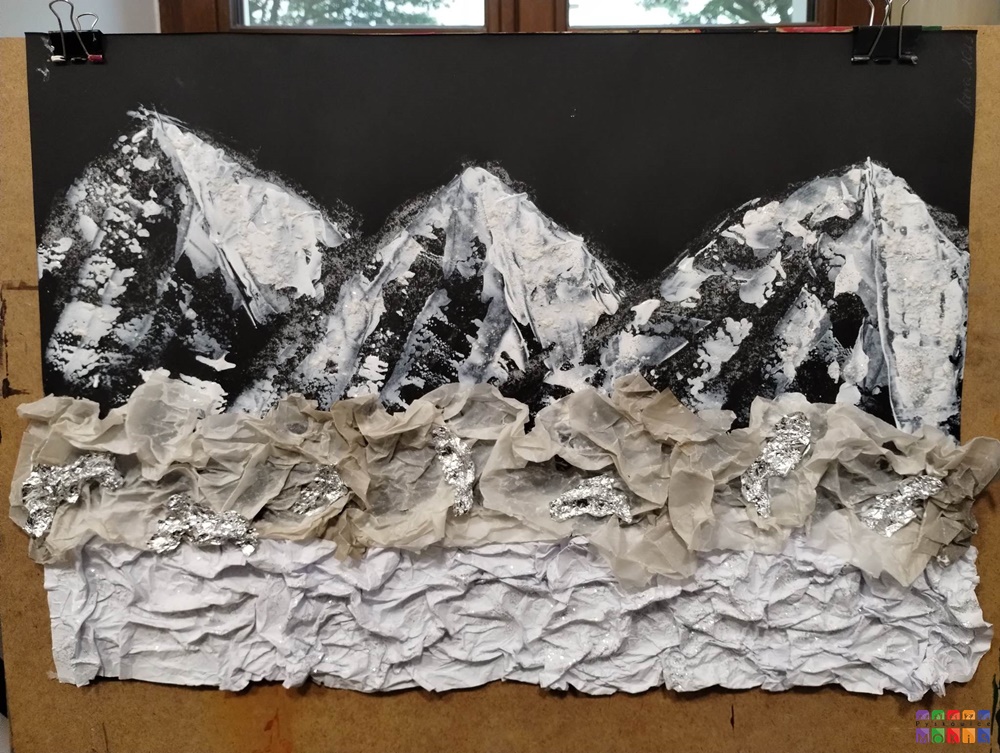 Zdjęcie przedstawiające pracę - obraz wykonany metodą faktury - Biale góry na czarnym tle