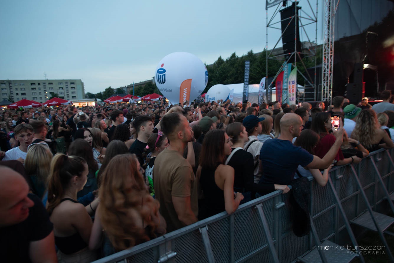 Zdjęcie przedstawia artystów oraz publiczność w czasie trwania 36. Dni Pyskowic. Ogólny widok na scenę, publiczność i okoliczne atrakcje.