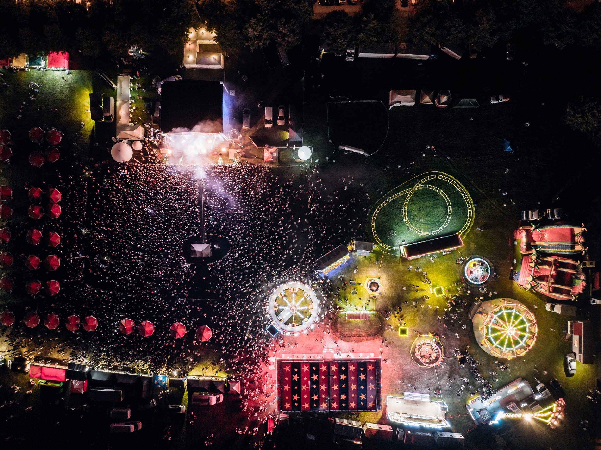 Zdjęcie przedstawia widok z Drona na scenę, publiczność oraz atrakcje w czasie 36. Dni Pyskowic