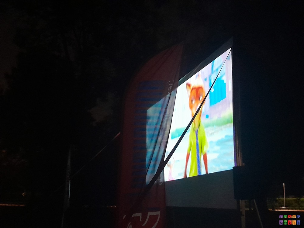 Zdjęcie przedstawia duży ekran z wyświetlonym filmem
