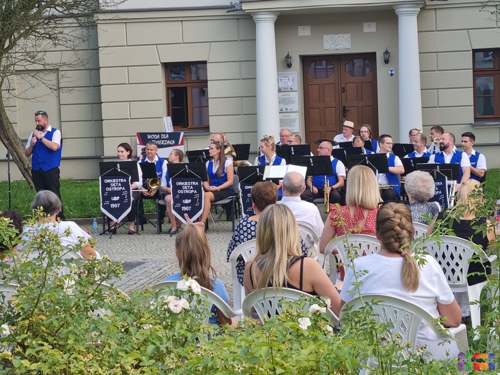 Zdjęcie przedstawia grającą orkiestrę dentą przed Ratuszem w Pyskowicach.