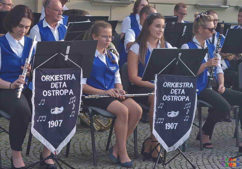 Zdjęcie przedstawia grającą orkiestrę dentą przed Ratuszem w Pyskowicach