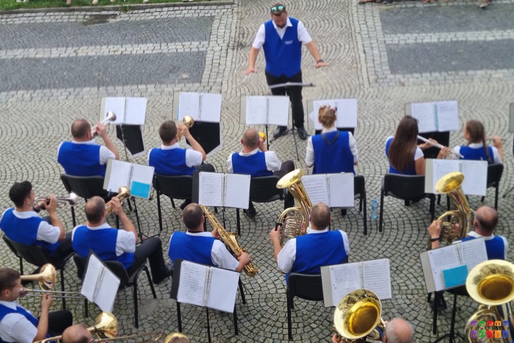 Zdjęcie przedstawia grającą orkiestrę dentą przed Ratuszem w Pyskowicach