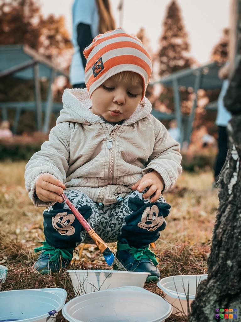 Zdjęcie przedstawiające małe dziecko z pędzelkiem w ręku.