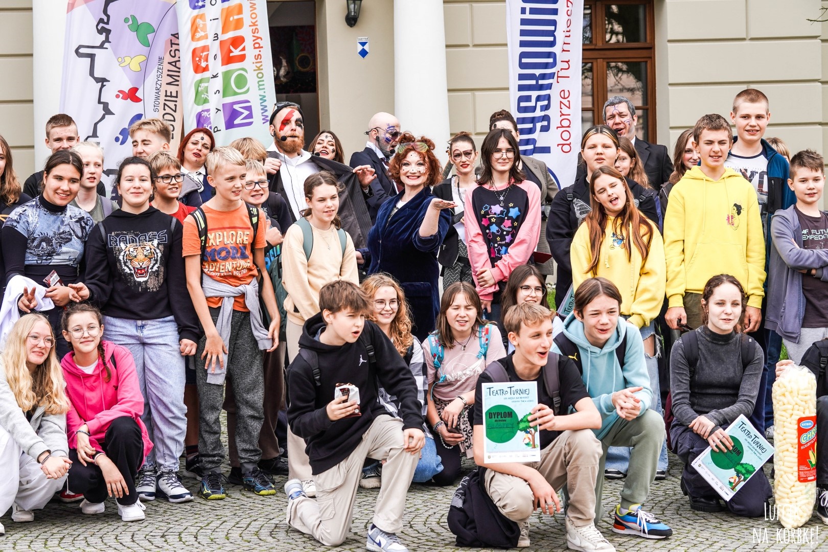 Zdjęcie przedstawiające grupę ludzi ustawionych do zdjęcia na tle wejścia do Pyskowickiego Ratusza.