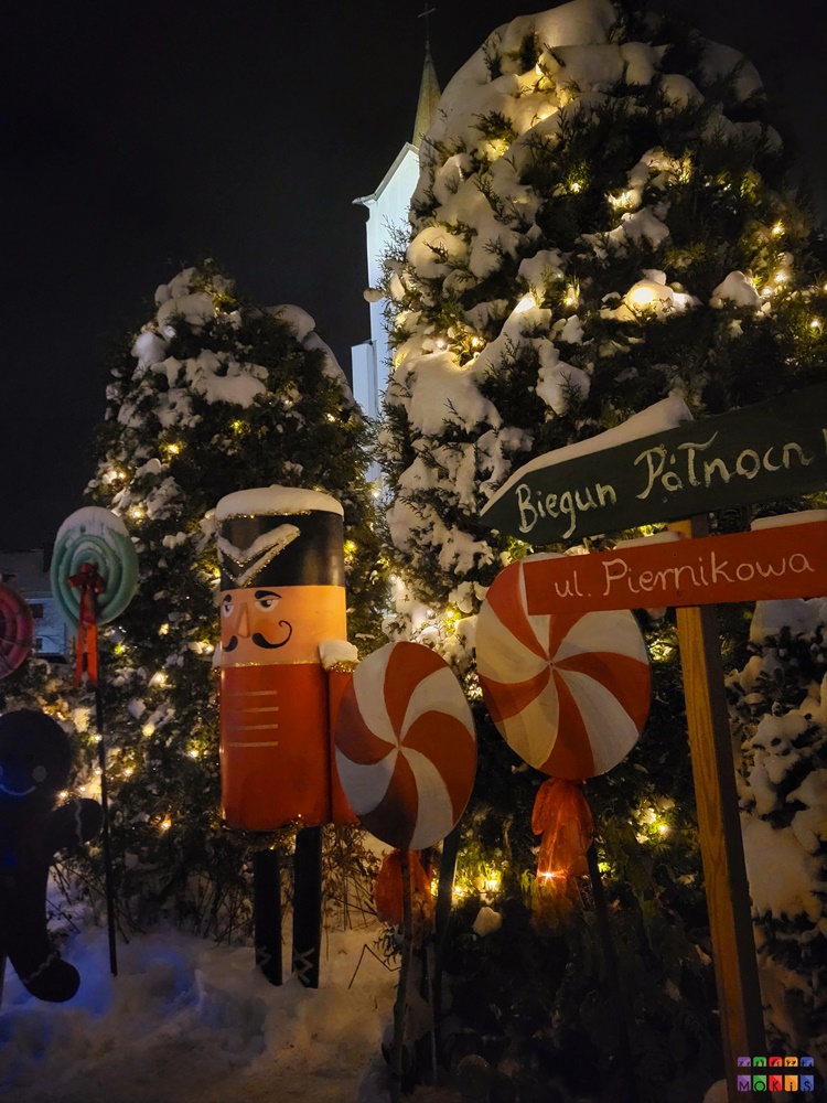 Zdjęcie przedstawiające ozdoby - dekorację świąteczną ustawioną do zrobienia sobie zdjęcia w scenografii zimowej