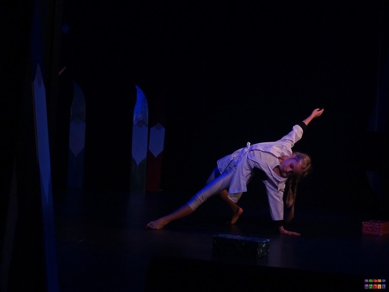 Zdjęcie przedstawia tańczącą dziewczynę na scenie