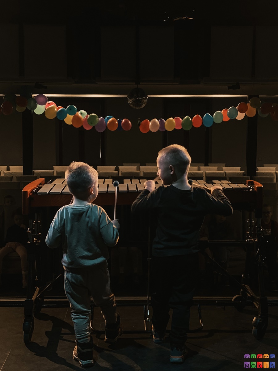 Zdjęcie przedstawiające grających dwóch chłopców na wibrafonie.