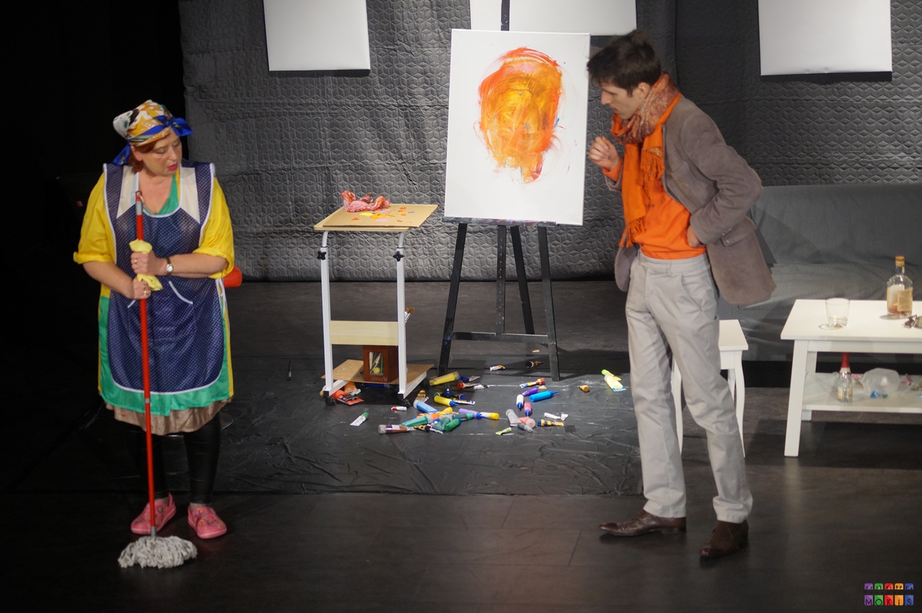 Zdjęcie przedstawia grę aktorską na scenie MOKiS-u mężczyzna i kobieta