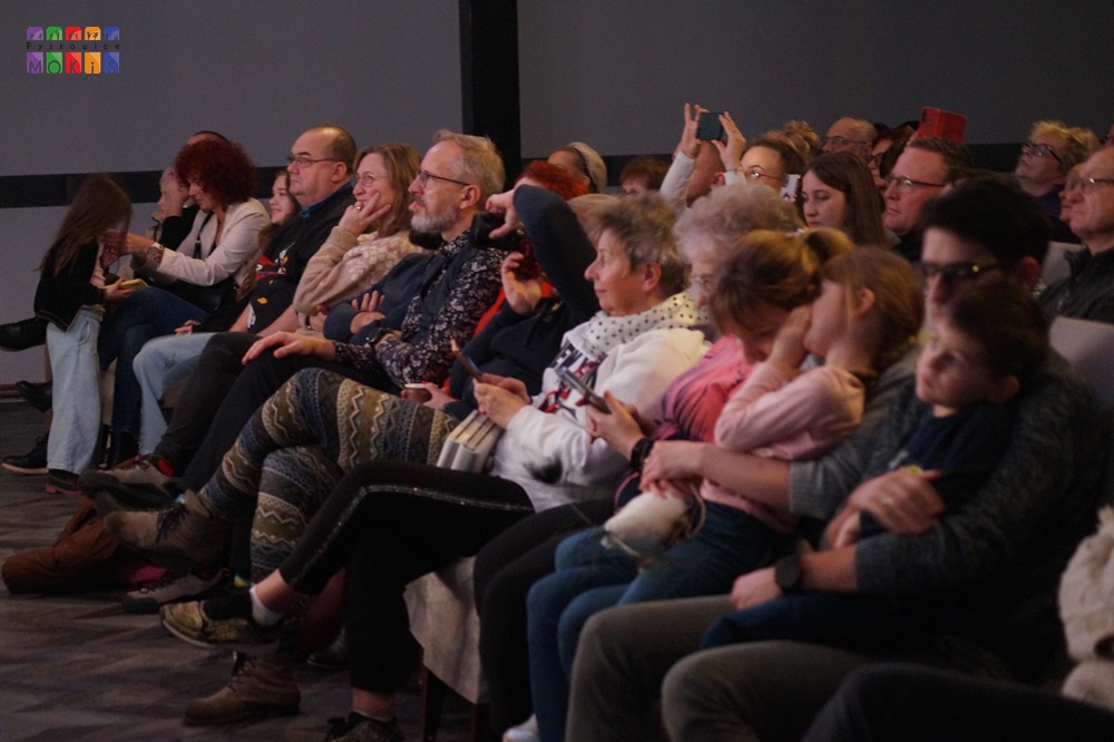 Zdjęcie przedstawia ogólny widok na siedzącą publiczność w czasie występów w sali widowiskowej MOKiS Pyskowice