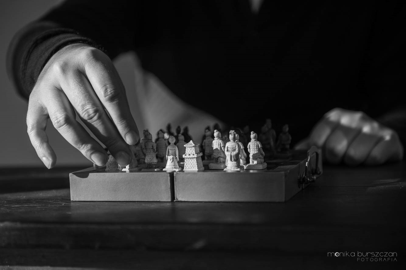 Zdjęcie przedstawia rozłożone szachy. Jest to zdjęcie czarno-białe