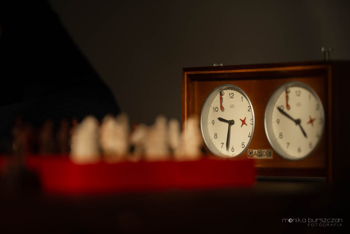 Zdjęcie przedstawia zegary do szachów.